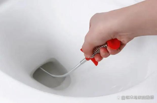 马桶堵住水满了下不去？