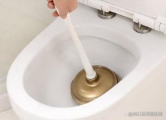马桶堵住水满了下不去？