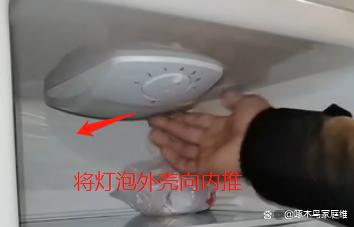 冰箱灯泡坏了怎么换