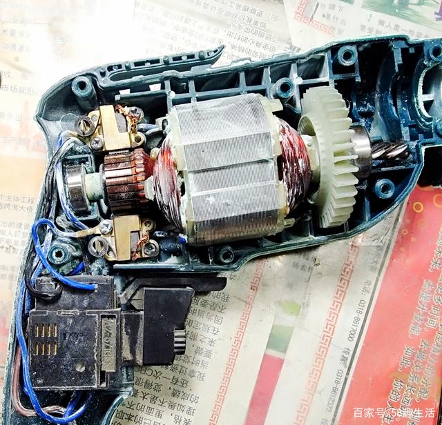 奥奔AT3210C手电钻调速开关和碳刷的更换
