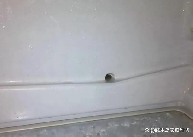 冰箱里面有几个排水孔