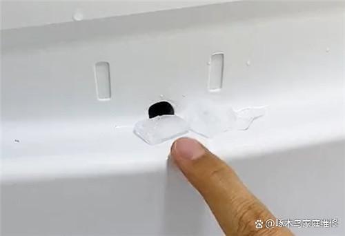 冰箱里面有几个排水孔