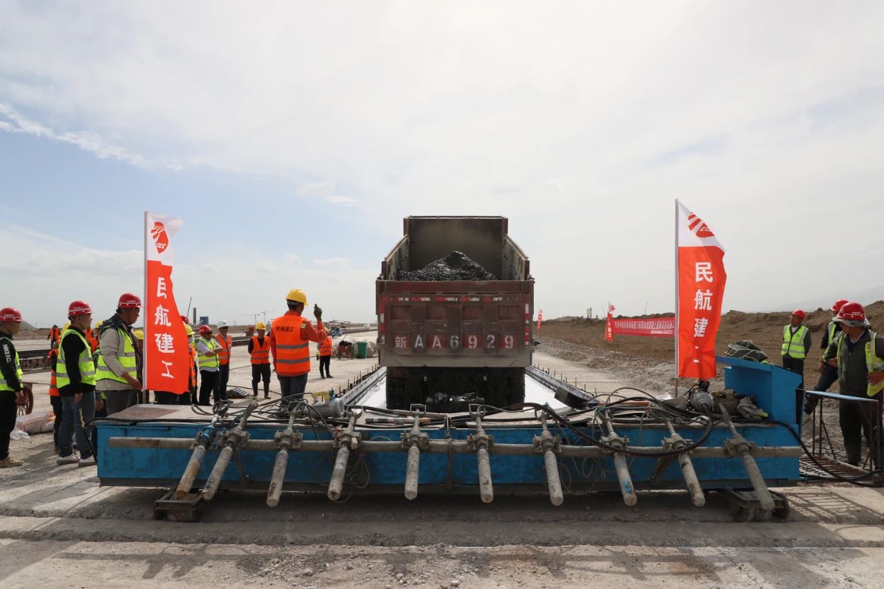 新疆巴音郭楞州和静县巴音布鲁克机场助航灯光首次亮灯成功