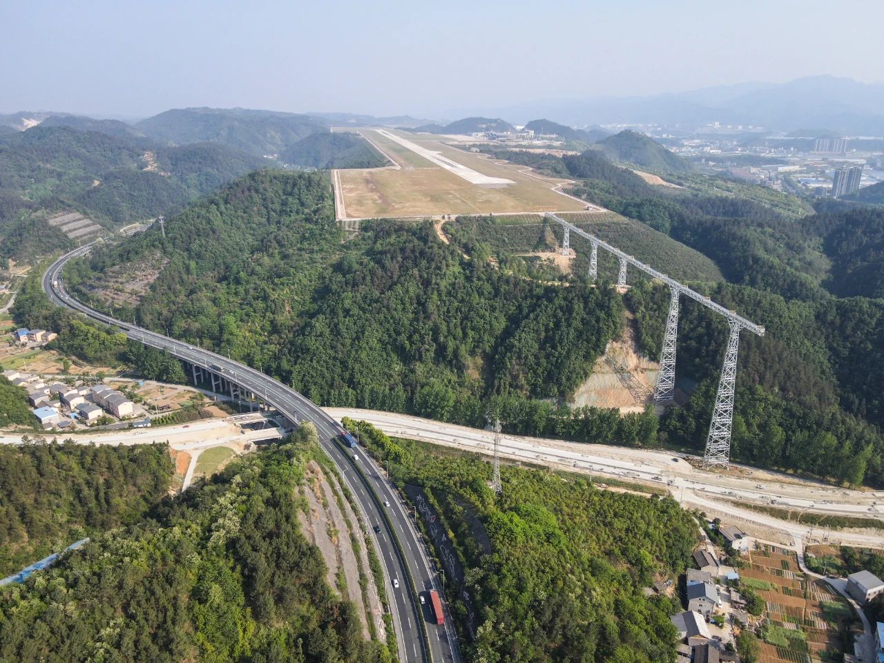 湖北十堰武当山机场近进灯光桥完工