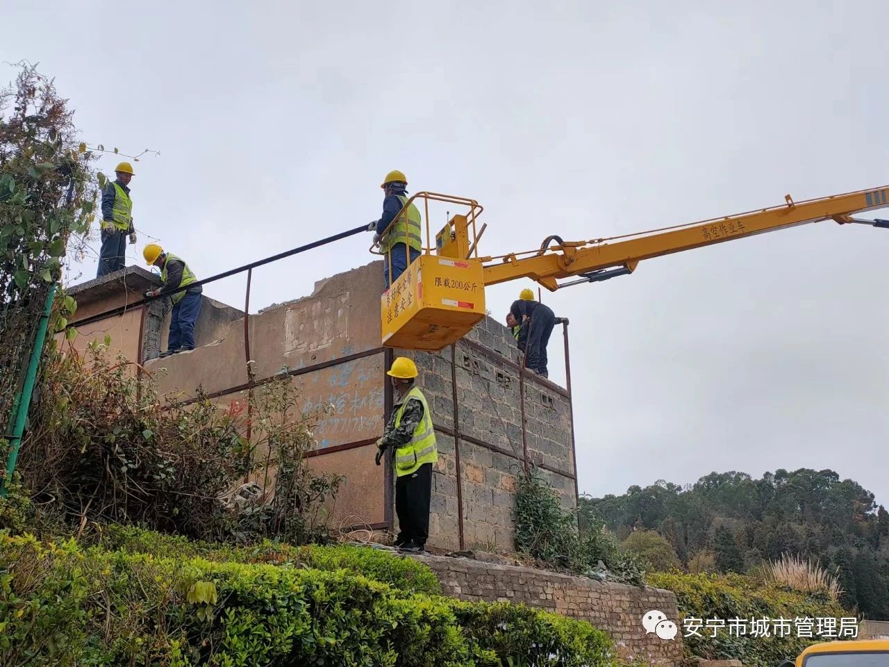 昆明安宁市开展道路照明设施“体检”