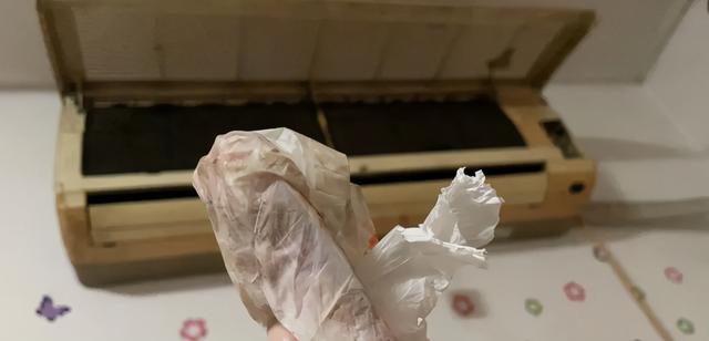 完了，又一个藏私房钱的地方沦陷了，竟然藏在空调里？