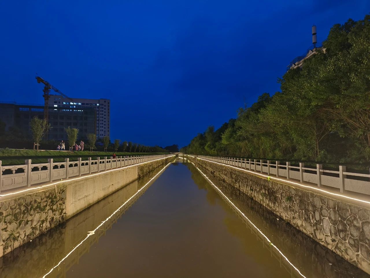 湖北黄冈武穴市梅川镇河城南段夜景灯光全线亮灯