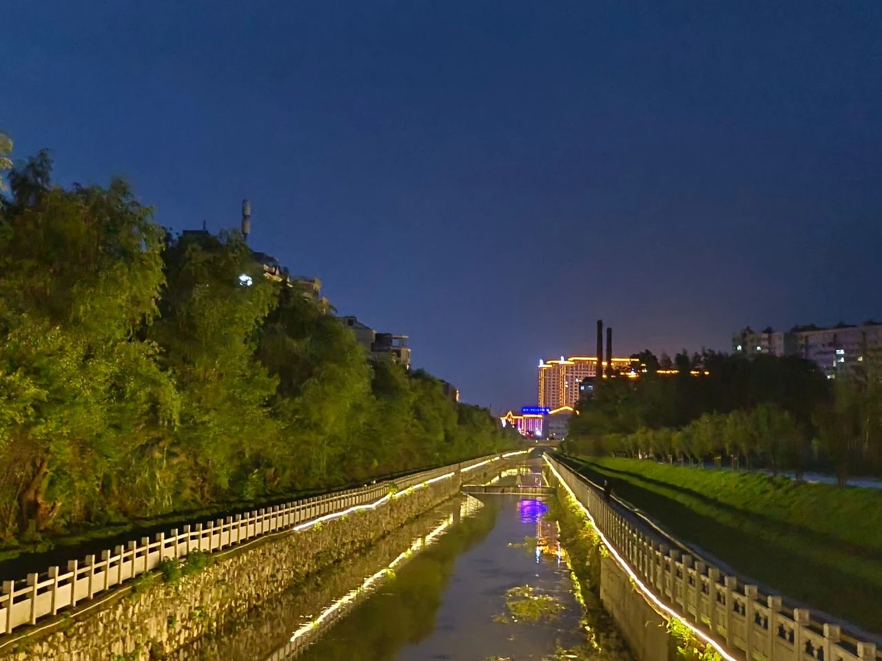 湖北黄冈武穴市梅川镇河城南段夜景灯光全线亮灯