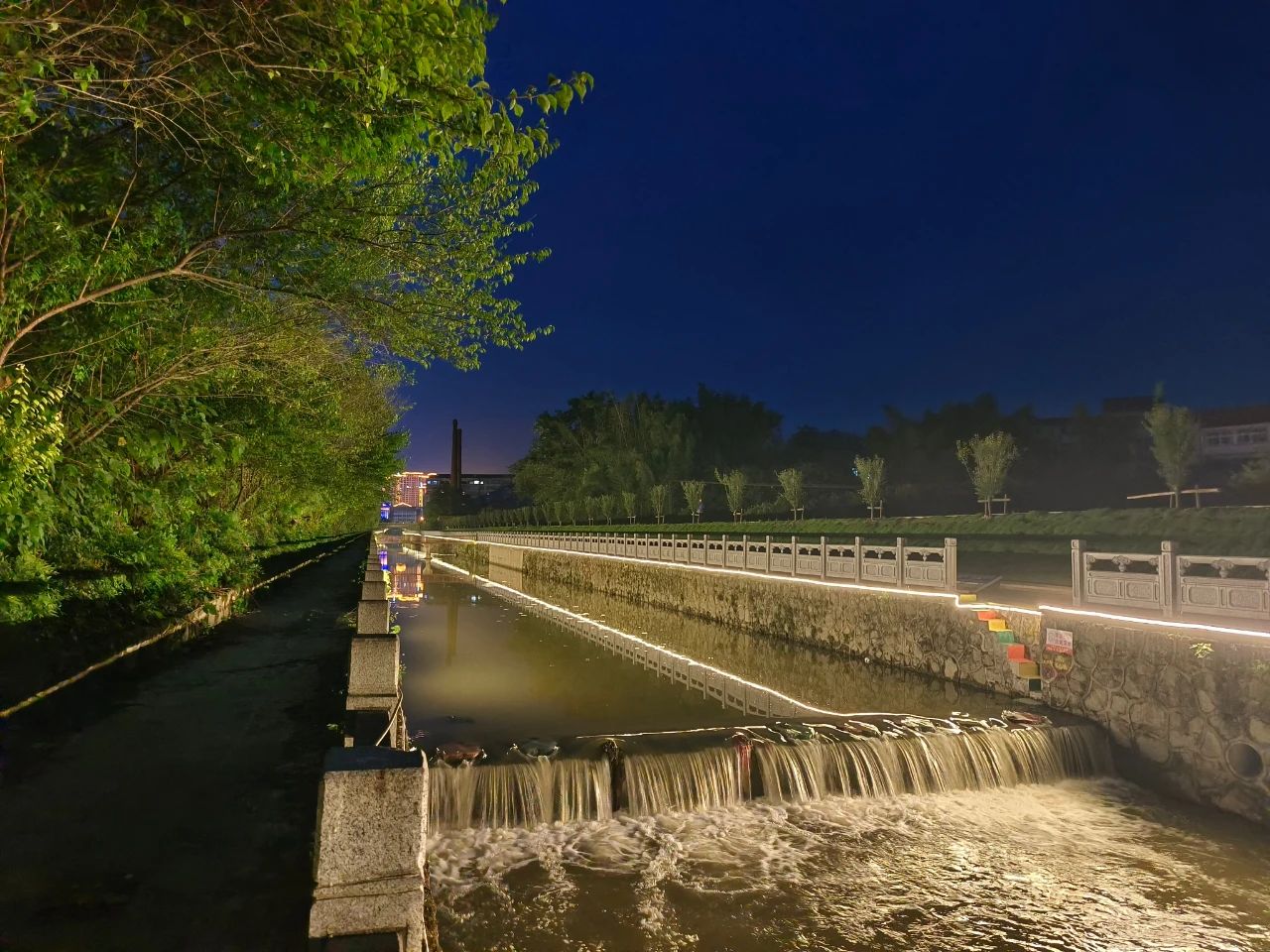 湖北黄冈武穴市梅川镇河城南段夜景灯光全线亮灯