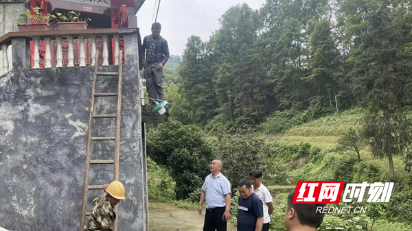 湖南湘西州凤凰县沱江镇土桥社区盏盏路灯暖民心