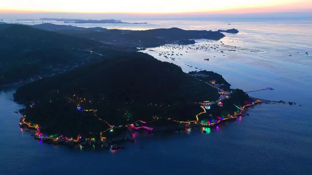 辽宁大连长海县夜景灯光秀点亮清凉夏日