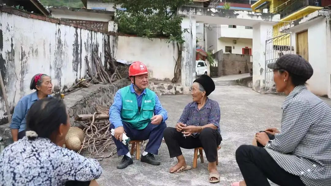 奉化“小草”700多盏光伏路灯点亮四川凉山州甘洛县村庄群众幸福路