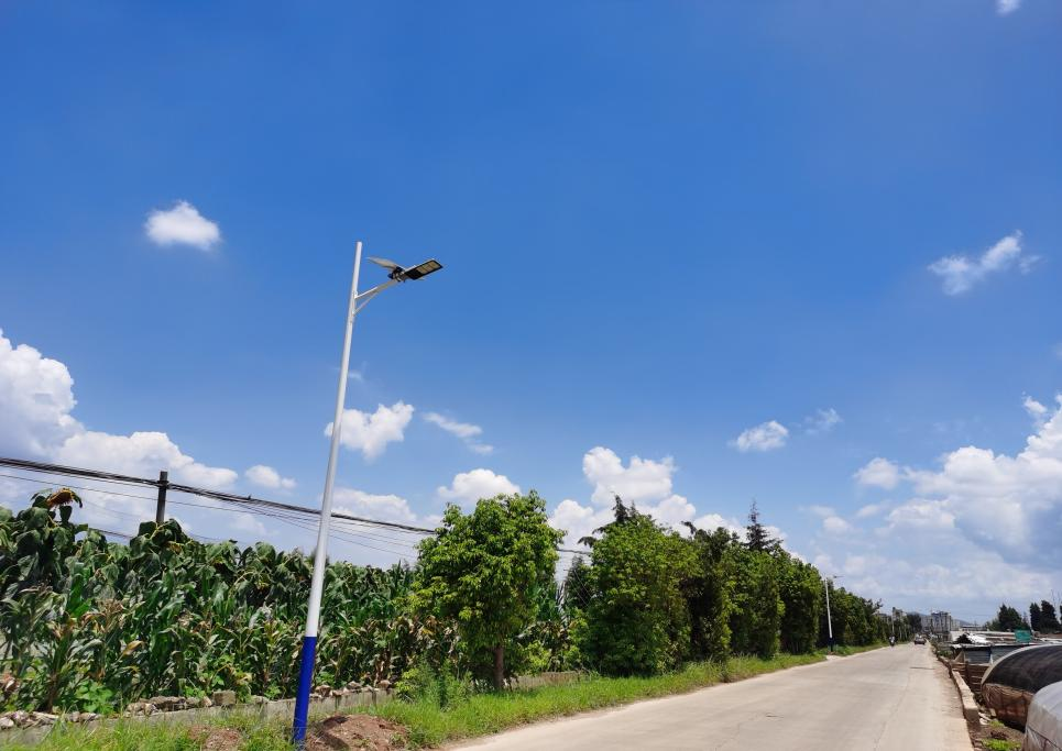 昆明嵩明县嵩阳街道矣铎社区路灯亮化工程点亮群众出行路