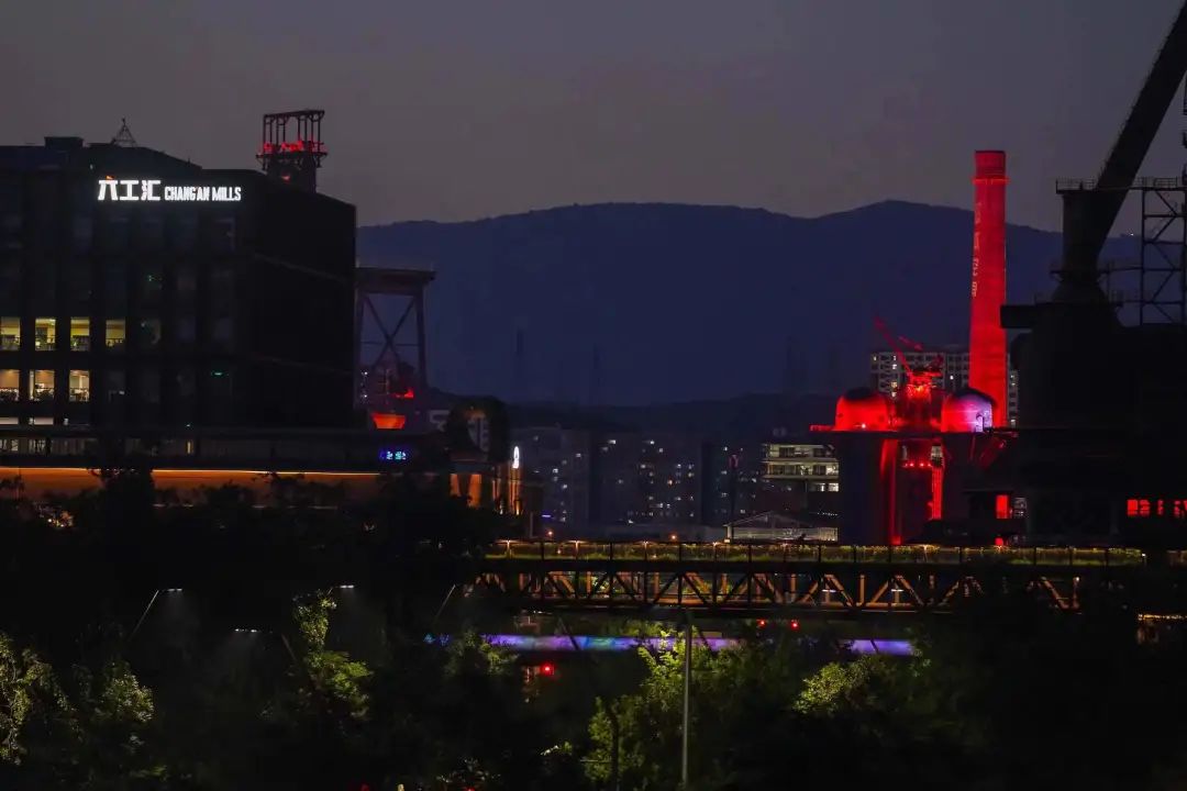 北京首钢园服贸会“夜景模式”已开启