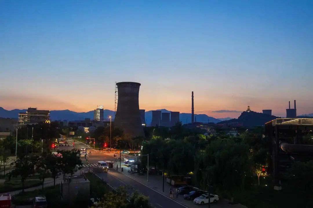 北京首钢园服贸会“夜景模式”已开启