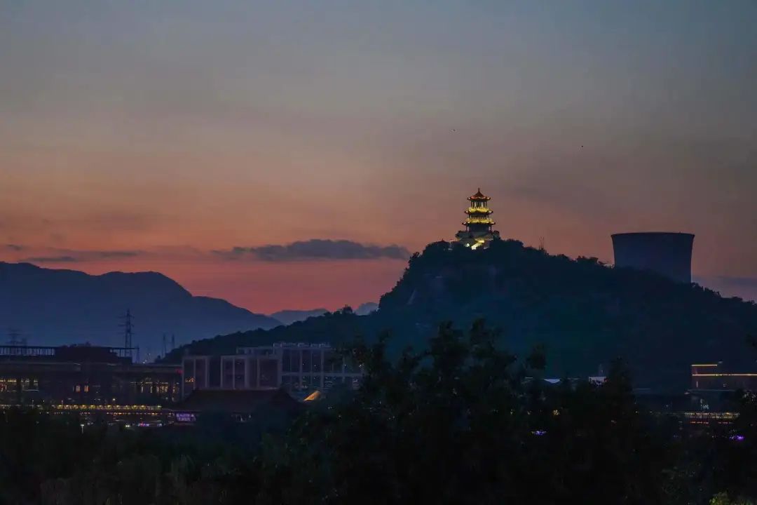 北京首钢园服贸会“夜景模式”已开启