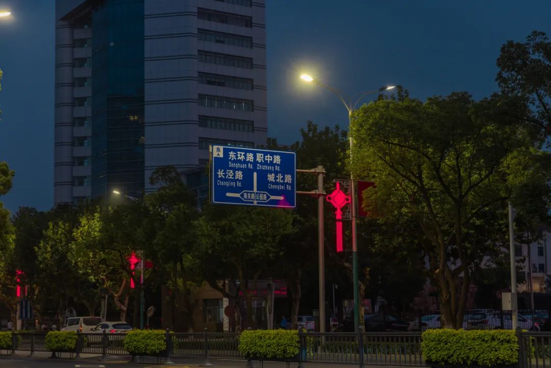 江苏苏州张家港市城市照明让“双节”更“闪亮”