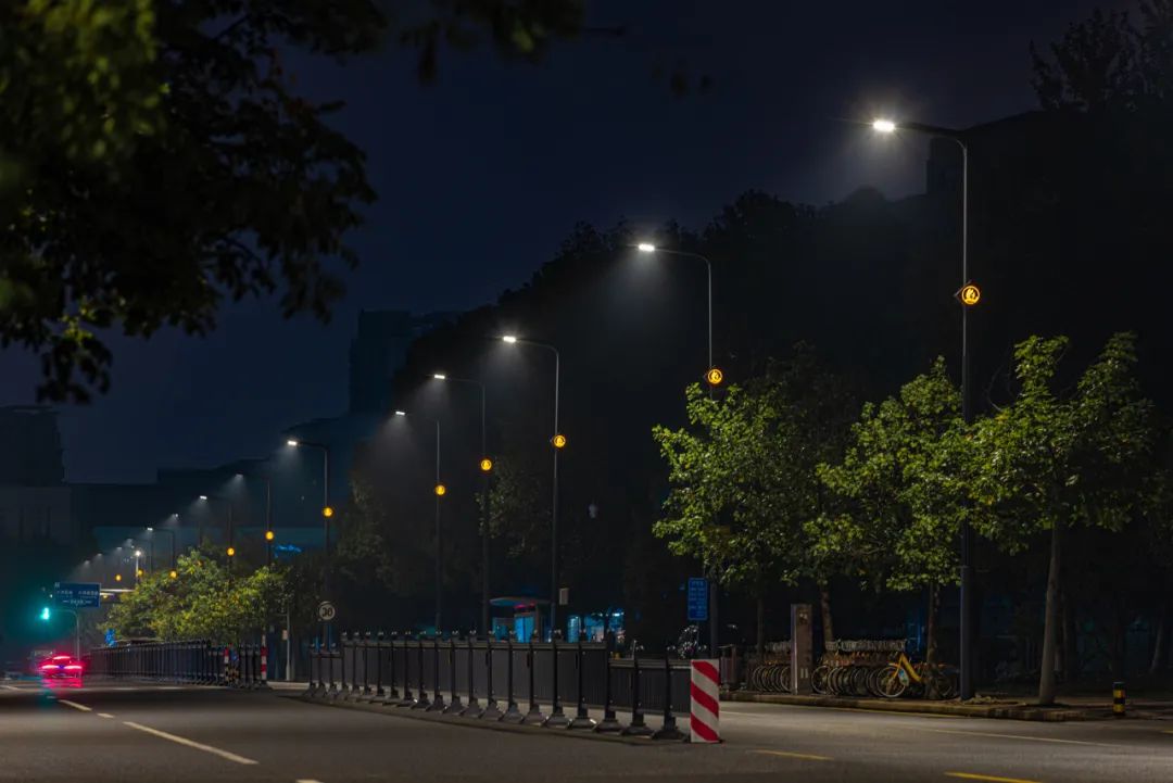 江苏苏州张家港市城市照明让“双节”更“闪亮”