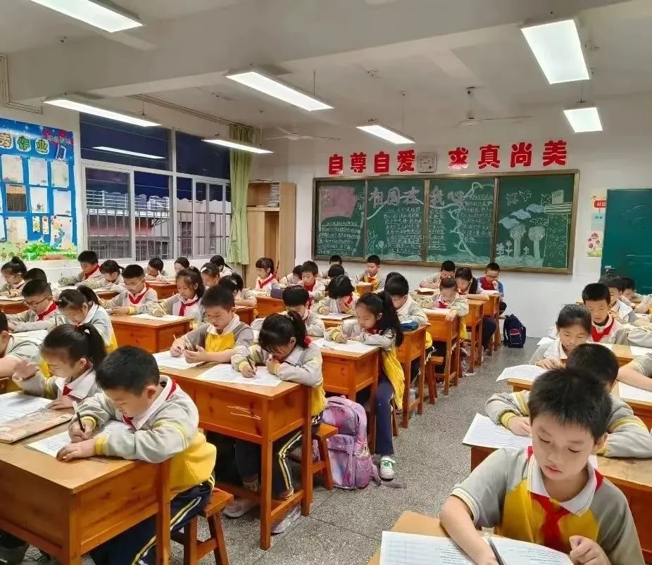 护眼灯“上线”福建南平2515间中小学校教室照明升级工程