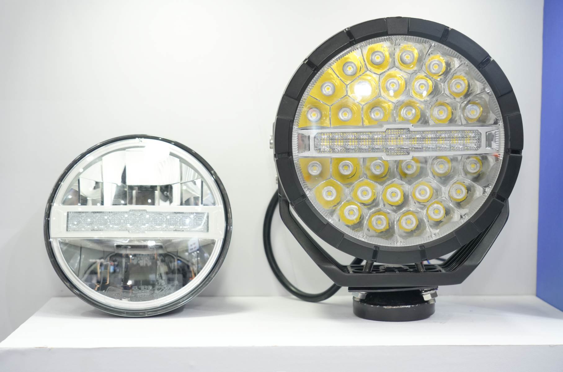 鸿利智汇携全系列商用车LED灯具产品亮相2023中国国际商用车展览会