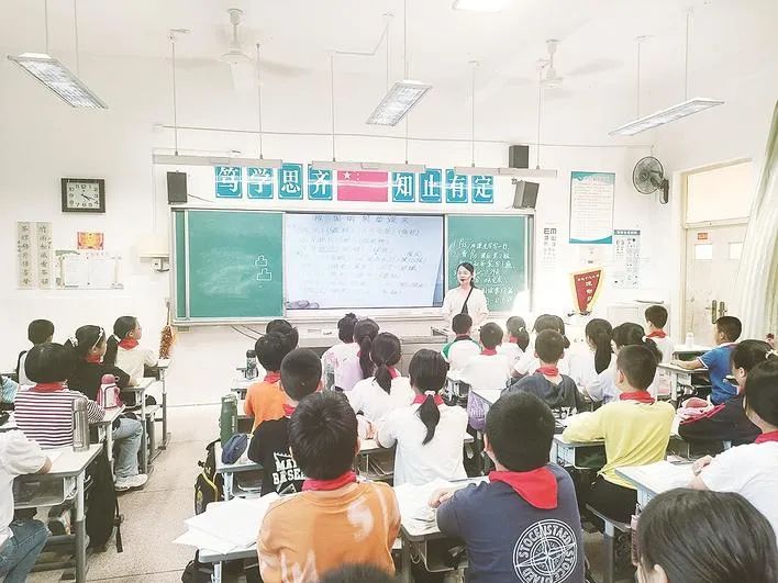 福建漳州2514间中小学(jìn)视防控教室开展教室照明改造