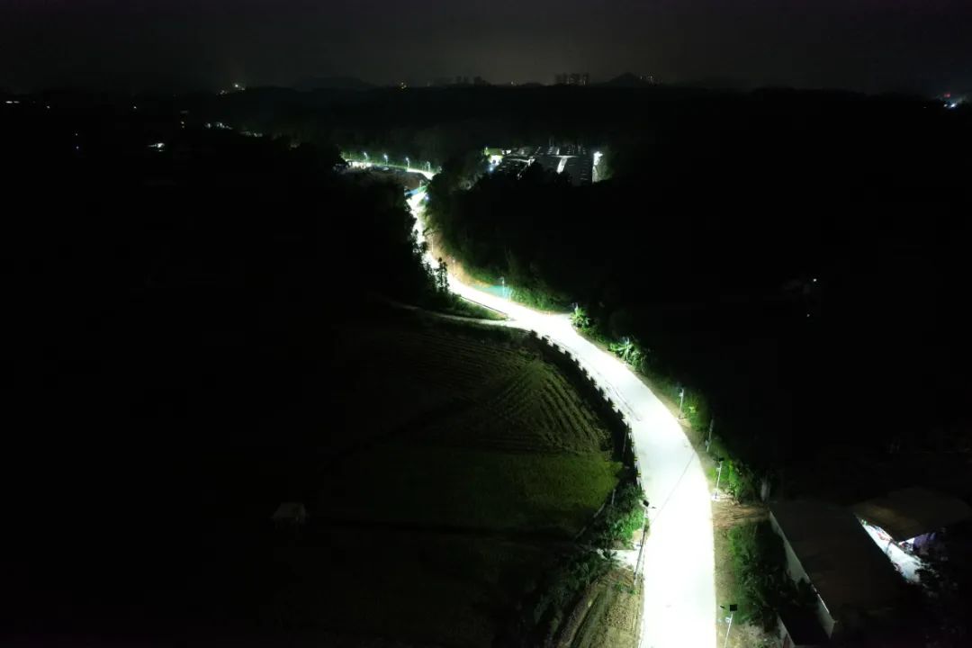4031盏爱心路灯照亮广东江门鹤山市共和镇村民回家路