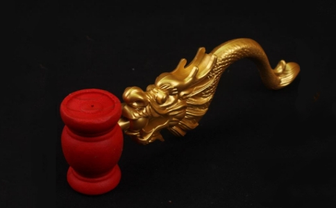 持在手上的长柄香炉是什么？