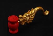 持在手上的长柄香炉是什么?