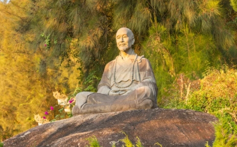 律宗第十一代祖师弘一大师持戒念佛，以德化人的故事
