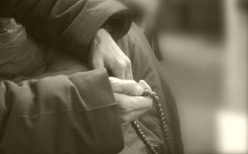 东街跳舞西街唱歌，犯人却一心只顾一罐油