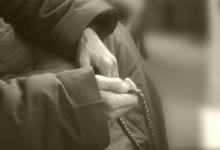 东街跳舞西街唱歌,犯人却一心只顾一罐油