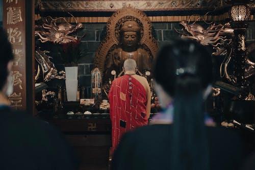 马祖道一容貌颖异，脚下有两个轮纹，于公元788年跏趺入灭