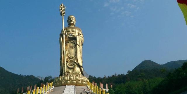 地藏菩萨，原名金乔觉，九十九岁在九华山安然坐化