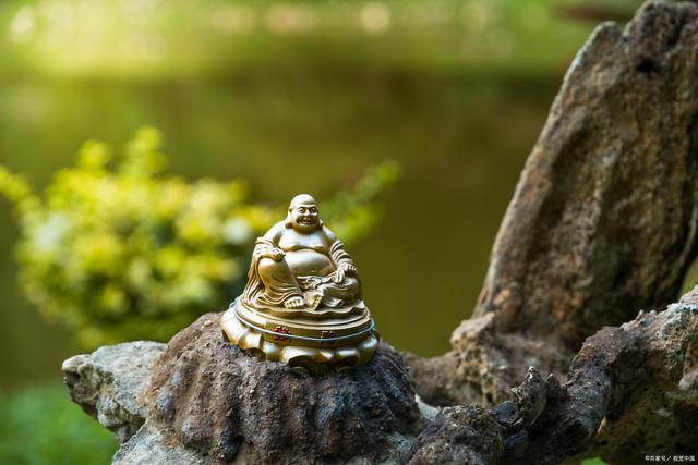 佛陀告诉阿难：久远的过去，有一尊佛，叫做‘世间自在王如来’