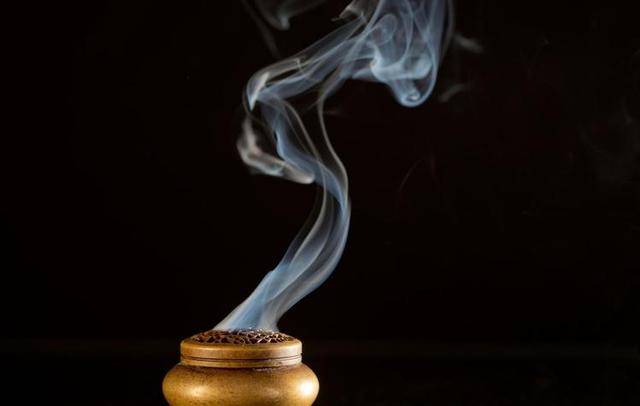 无相禅师捧出一尊檀木塑像，金乔觉知道，这就是地藏菩萨