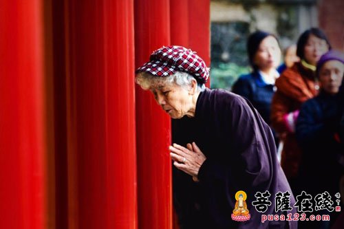 为什么人们拜佛时都要轻微低头 为什么人们拜佛时都要轻微低头