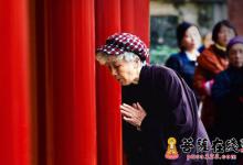 为什么人们拜佛时都要轻微低头