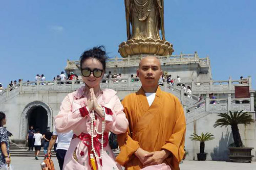 明星夫妇张智霖袁咏仪赴普陀山祈福 明星夫妇张智霖袁咏仪赴普陀山祈福