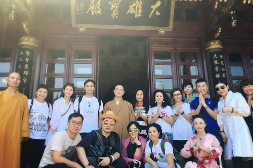 明星夫妇张智霖袁咏仪赴普陀山祈福 明星夫妇张智霖袁咏仪赴普陀山祈福
