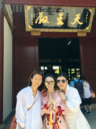 明星夫妇张智霖袁咏仪赴普陀山祈福 明星夫妇张智霖袁咏仪赴普陀山祈福