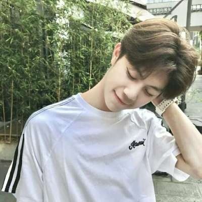 上官一：干净阳光男孩子/你一句晚安，成就了我的失眠