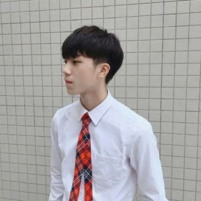 上官一：干净阳光男孩子/你一句晚安，成就了我的失眠