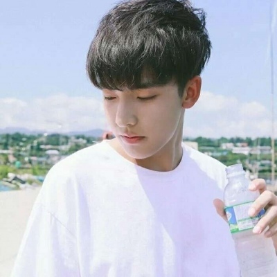 上官一：干净阳光男孩子/你一句晚安，成就了我的失眠