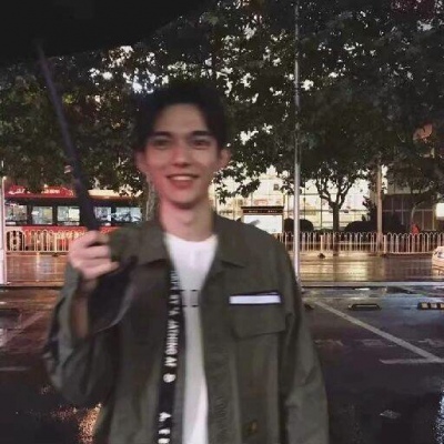 男生头像 “流年沧桑，不解风情，落花流水，思量成空”