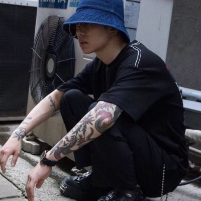 #男生头像# 让我做你的女孩吧哪怕是替代品.