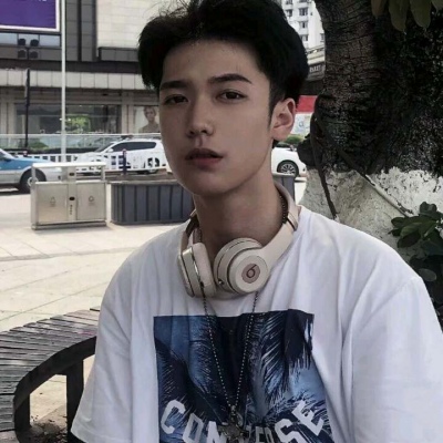 顾羽书.  你眸海温涟 藏山高水远 我的人间