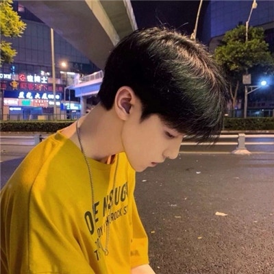 柠七:超酷侧颜杀男头/昨天很喜欢你 今天还行  明天看心情