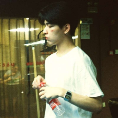 溺毙:超酷帅气简单魅力男头.为了甩掉孤独 与世俗慢慢沾边