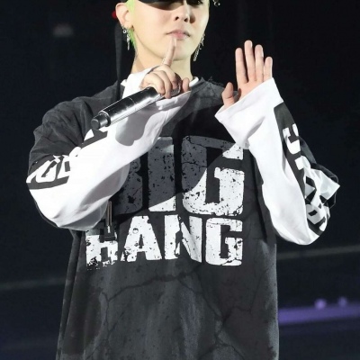 G-Dragon拿话筒集，想做权先生的话筒吗