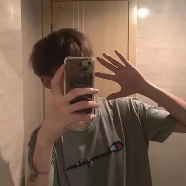 芯儿      高冷超酷男生头像
